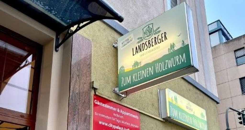 Bald Geschichte: Mit dem Ende des Landsberger Biers wird auch das Kneipenschild am „Holzwurm“ in Halle überklebt.
