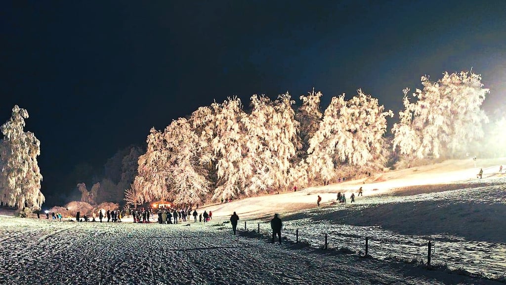 Das erste Flutlicht-Rodeln in Friedrichsbrunn war ein voller Erfolg.