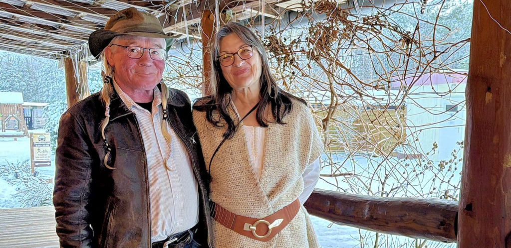 Häuptling „Weißer Stern“ und seine Frau „Blaues Wasser“ im Familien-Camp und Tipidorf Bertingen. Sie blicken zufrieden auf die vergangenen 30 Jahre in ihrer eigenen kleinen Welt zurück.