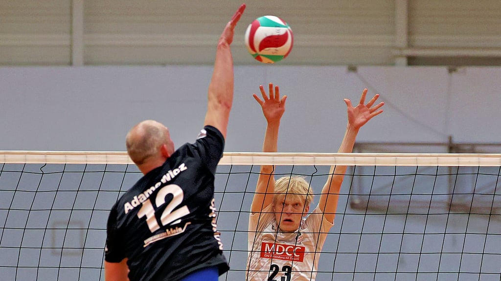 Duell der beiden besten Spieler ihrer Mannschaften: Dessaus Piotr Adamowicz und Magdeburgs Mattis Jaeger (r.).