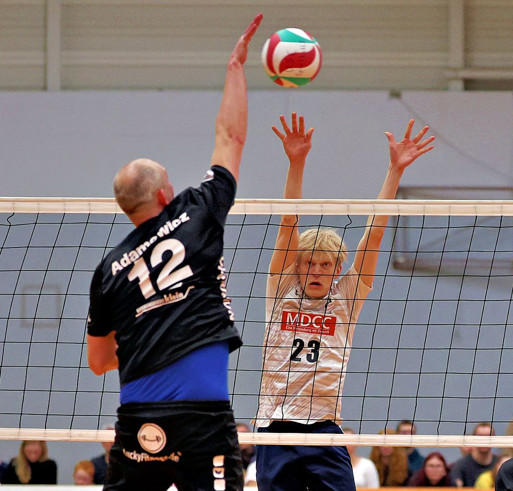 Duell der beiden besten Spieler ihrer Mannschaften: Dessaus Piotr Adamowicz und Magdeburgs Mattis Jaeger (r.).