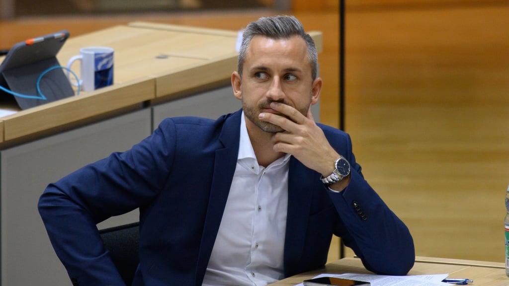 AfD-Spitzenkandidat Ulrich Siegmund aus Sachsen-Anhalt verteidigt familiäre Verflechtungen. 