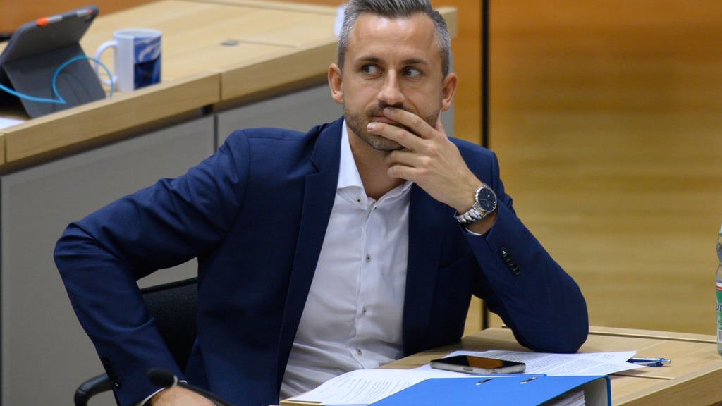 AfD-Spitzenkandidat Ulrich Siegmund aus Sachsen-Anhalt verteidigt familiäre Verflechtungen. 