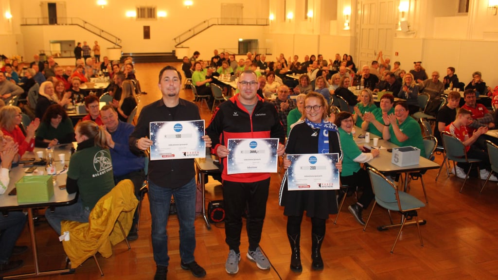 Michael Schramm (l.) für den Anglerverein Zerbst, Christian Laue für die Volleyballer des TSV Rot-Weiß Zerbst und Karen Straube für den HSV 2000 nahmen die symbolischen Gewinnschecks entgegen.