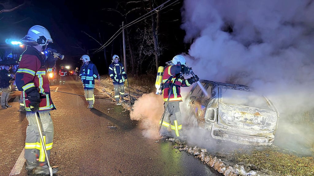 Feuerwehren aus Möhlau und Zschornewitz löschen einen Pkw. 