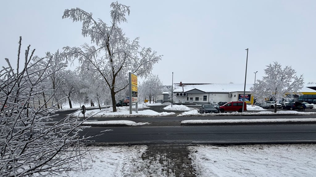 An dieser Stelle überquerte am Montag, 2. Februar, eine 86 Jahre alte Frau in Elbingerode (Harz) die Bundesstraße 27 und wurde von einem orangefarbenen Transporter erfasst. 