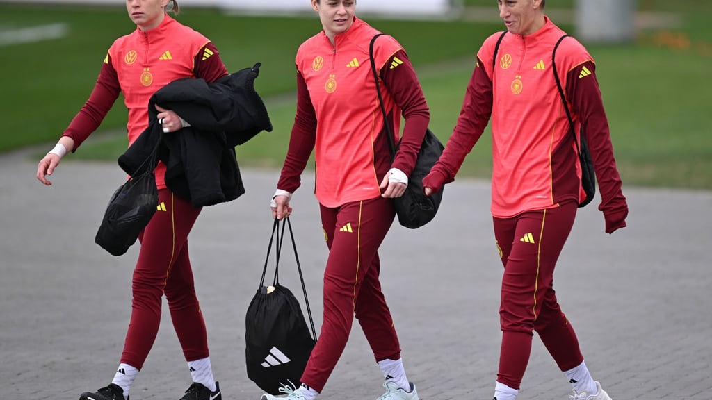 Die Neu-Leverkusenerin Rafaela Borggräfe (links) im Kreis der Nationaltorhüterinnen. (Archivbild).