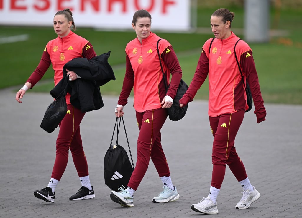 Die Neu-Leverkusenerin Rafaela Borggräfe (links) im Kreis der Nationaltorhüterinnen. (Archivbild).