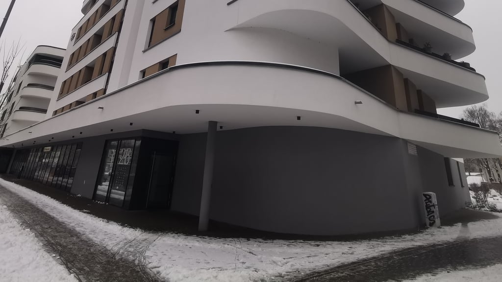 Der Eingangsbereich der Neubauten in der Kühlinger Straße in Halberstadt ist überdacht. Deswegen avancierten die Gebäude unfreiwillig zum Jugendtreffpunkt. 