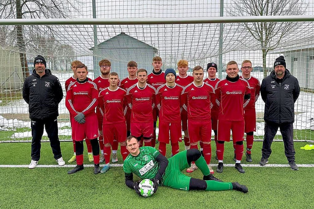 Kreisoberligist ESV Herrengosserstedt absolvierte ein Trainingslager im tschechischen Budweis. Ein Testspiel gegen den gastgebenden Sechstligisten Lokomotive gewann das Team des Trainerduos Thomas Kitzing (l.) und Maik Schröder (r.) mit 2:1. Beide Tore erzielte Justin Krämer per Kopf.