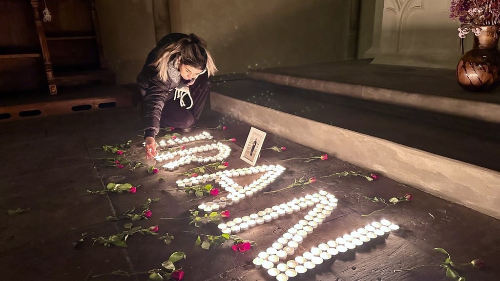 Setayesh sorgt sich um ihre Familie und Freunde im Iran. Dort geht das Regime mit brutaler Härte gegen Demonstranten vor.