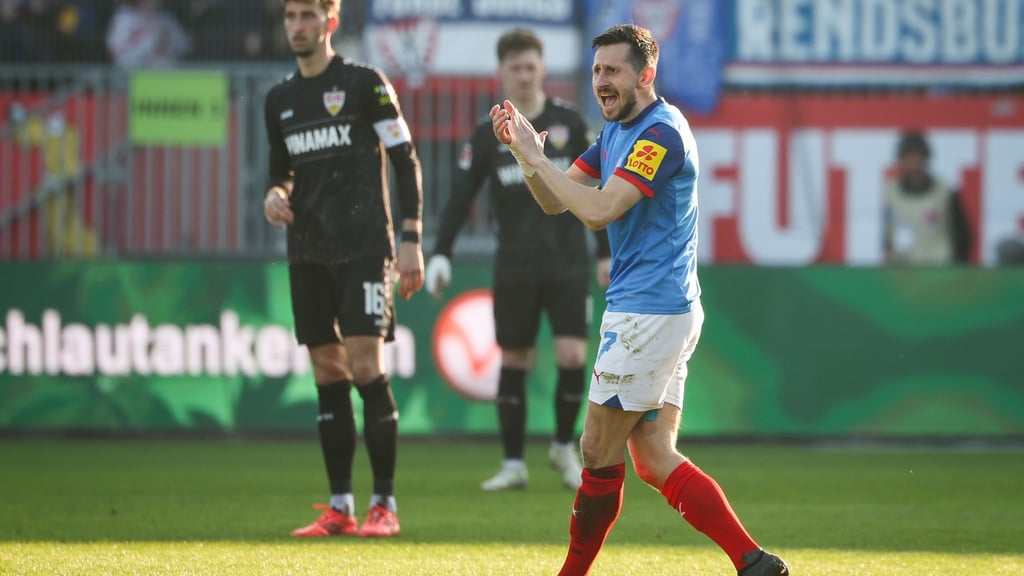 Kiels Steven Skrzybski freut sich auf Partie gegen Stuttgart: „Dafür ist man dann auch als Kind Fußballer geworden.“ (Archivbild)