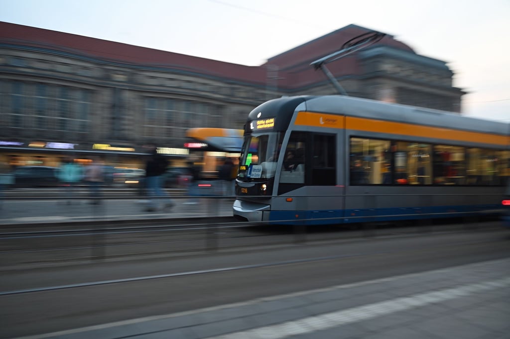 Vor dem Leipziger Hauptbahnhof ist am Morgen eine Straßenbahn entgleist. (Archivbild)