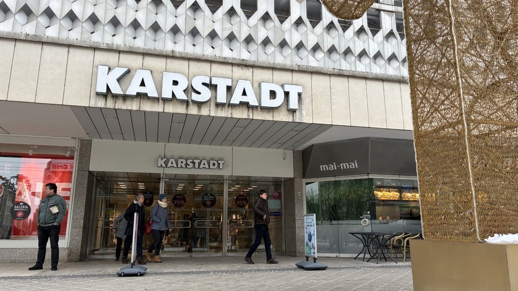 Noch immer prangt der große „Karstadt“-Schriftzug über dem Kaufhaus in Magdeburg, das mittlerweile offiziell unter dem Namen „Galeria“ firmiert. Aktuell ist hier nur eine Rolltreppe in Betrieb.