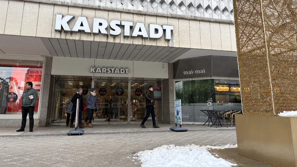 Noch immer prangt der große „Karstadt“-Schriftzug über dem Kaufhaus in Magdeburg, das mittlerweile offiziell unter dem Namen „Galeria“ firmiert. Aktuell ist hier nur eine Rolltreppe in Betrieb.