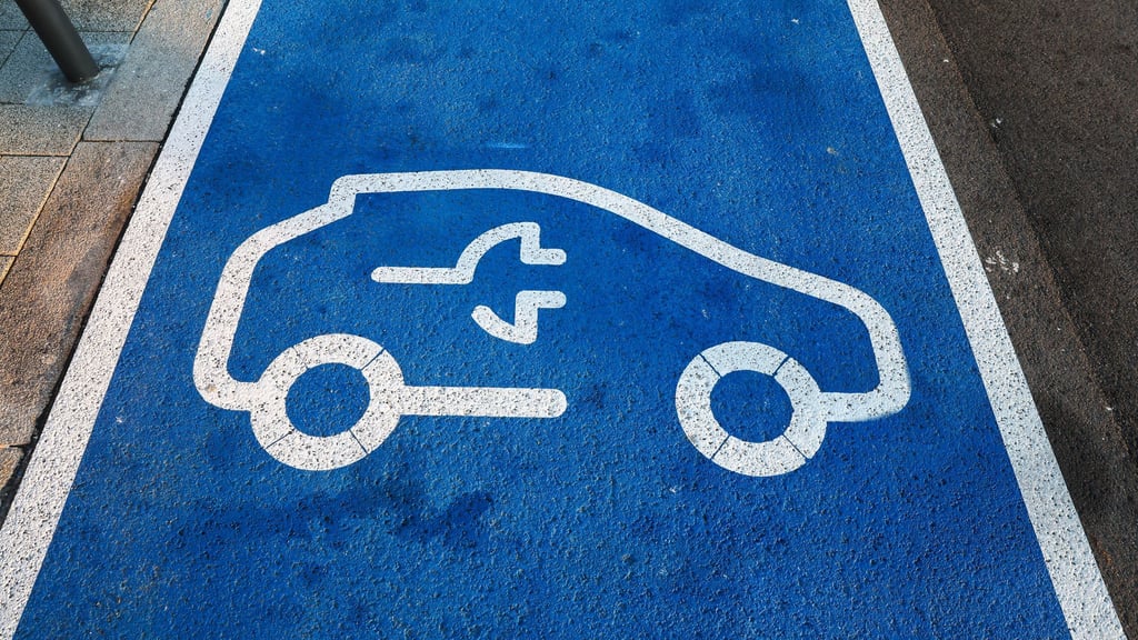 In Sachsen-Anhalt gibt es vielerorts öffentliche Ladepunkte für Elektrofahrzeuge. (Symbolbild)