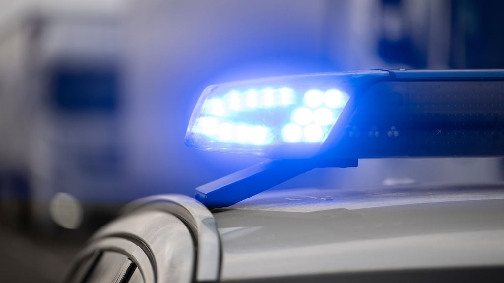 Im Landkreis Greiz ist ein Autofahrer nach einem Zusammenstoß mit einem Lkw gestorben. (Symbolbild)