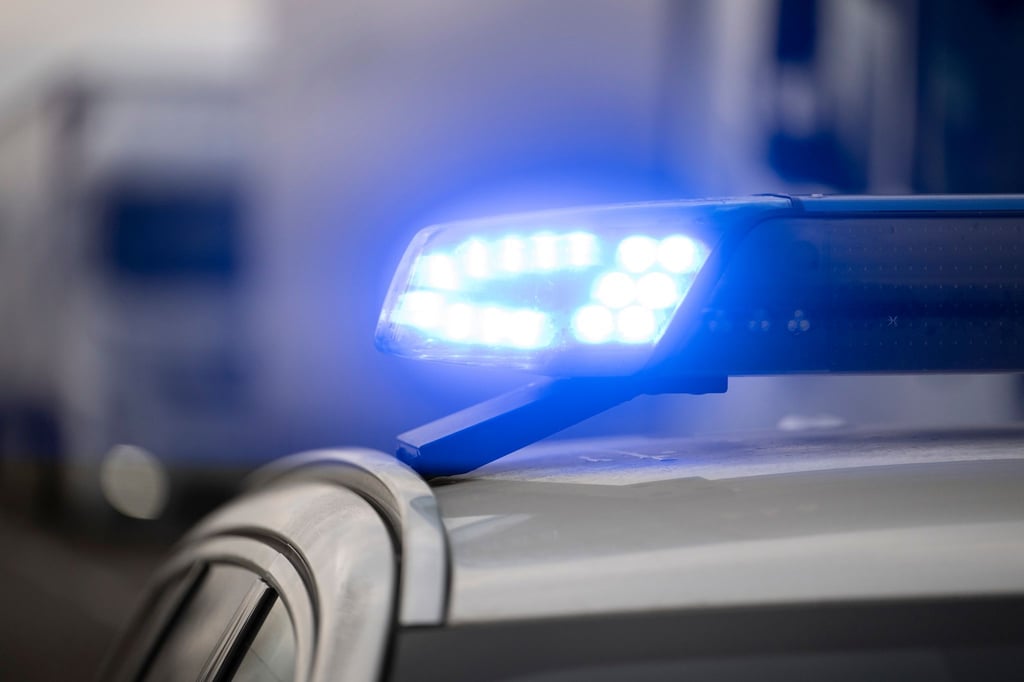 Im Landkreis Greiz ist ein Autofahrer nach einem Zusammenstoß mit einem Lkw gestorben. (Symbolbild)