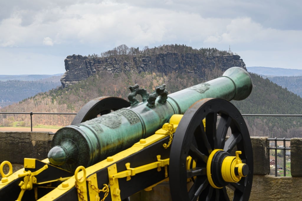 Die Festung Königstein lockt mit Kanonendonner und Märchenfesten. (Archivbild)