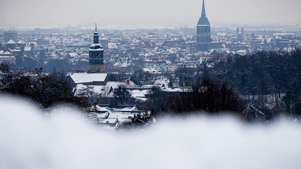 Blick auf Hildesheim: Hier erprobt Niedersachsen ein Netzwerk für nahtlose Jobwechsel. (Archivbild)