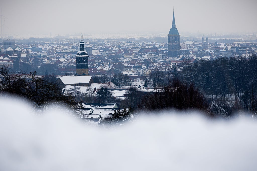 Blick auf Hildesheim: Hier erprobt Niedersachsen ein Netzwerk für nahtlose Jobwechsel. (Archivbild)
