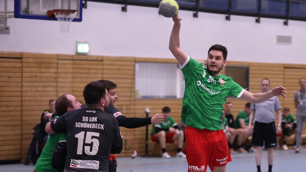 Nico Jantsch (r.) war mit sechs Toren bester HSV-Werfer beim 25:25 gegen Lok Schönebeck.