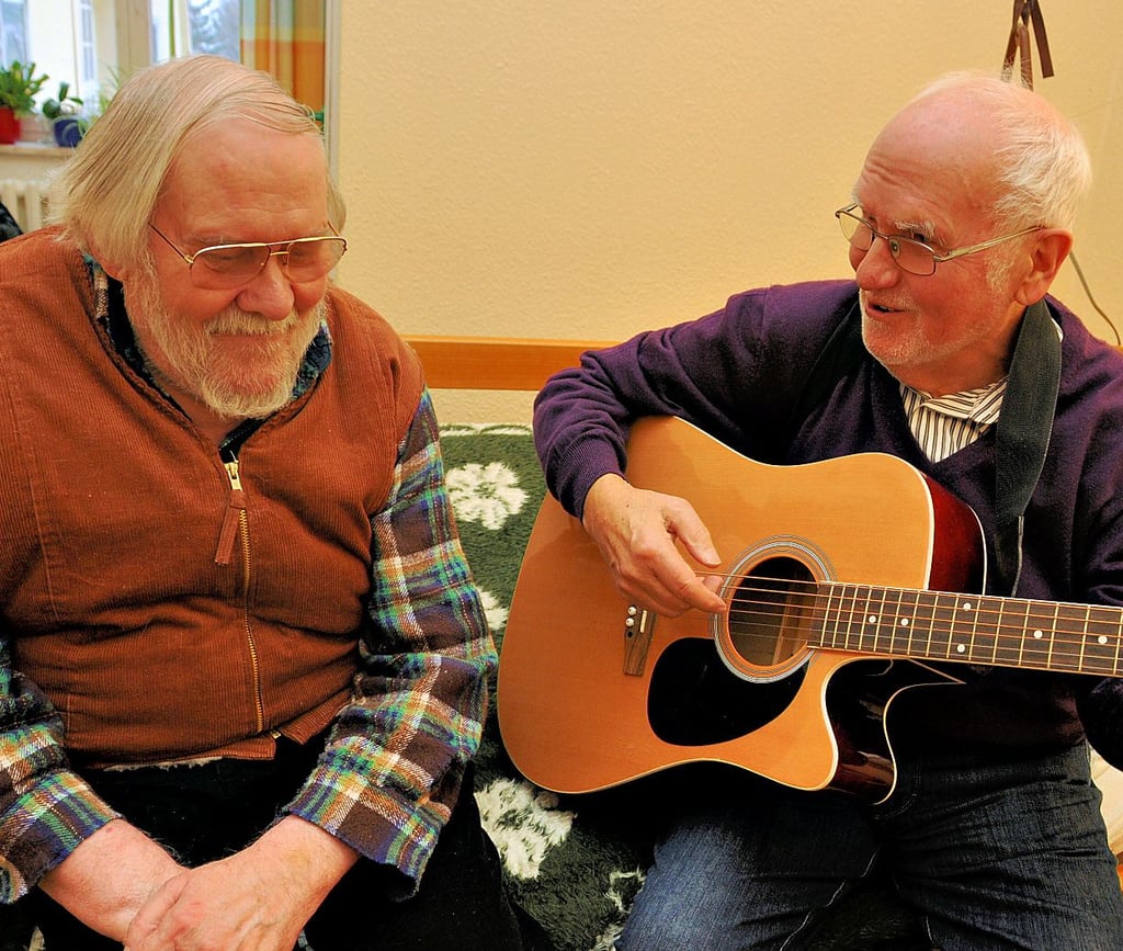 Der Schönebecker Bäckermeister und Hobbymusiker Hansi Hildebrand (r.) besuchte Theo Lüddecke mehrfach im Gnadauer Altenheim. Beide schwelgten dann in musikalischer Erinnerung. Hier auf einem Foto von 2014. 