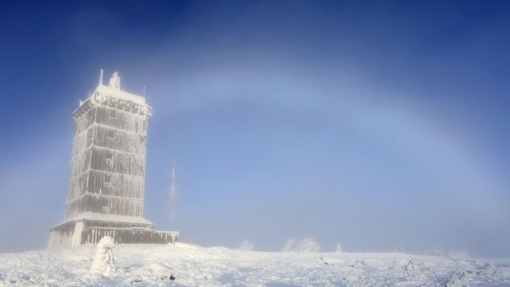 Seltenes Naturphänomen: Ein Nebelbogen bildet sich hinter der Wetterwarte auf dem Brocken.