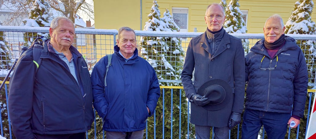 Gadi Schiff, Daniel Herkerem, Bürgermeister Andreas Dittmann und Uri Schiff bei der Verlegung der Stolpersteine in der Gartenstraße.