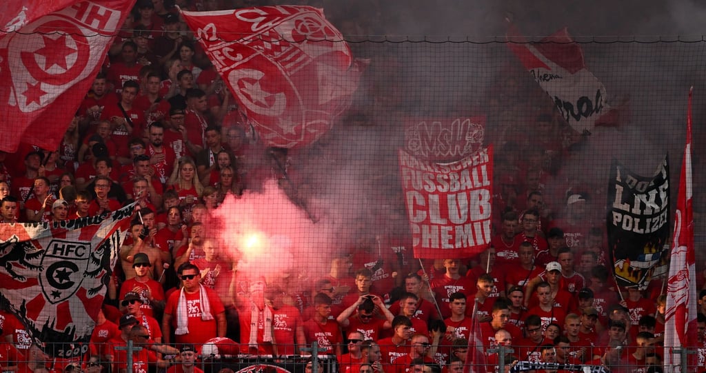 Noch können die Fans des Halleschen FC auf das Spiel gegen Erfurt hoffen. (Archivbild)