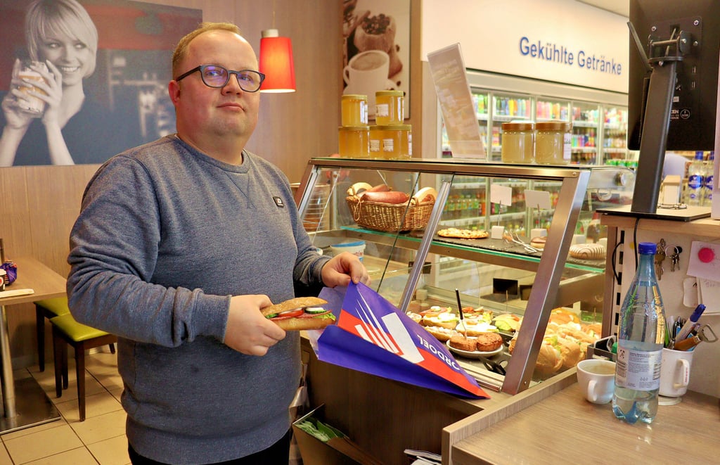 Die Nordoel-Tankstelle in Klötze macht bei der Initiative „Too Good To Go“ mit. Daniel Leitloff packt eine Überraschungstüte zusammen. 