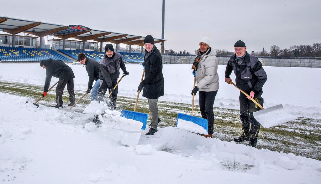Mit gutem Beispiel voran gehen unter anderem Oberbürgermeister Robert Reck (3.v.r.) und Ralph Hirsch von Anhalt Sport (2.v.r.).