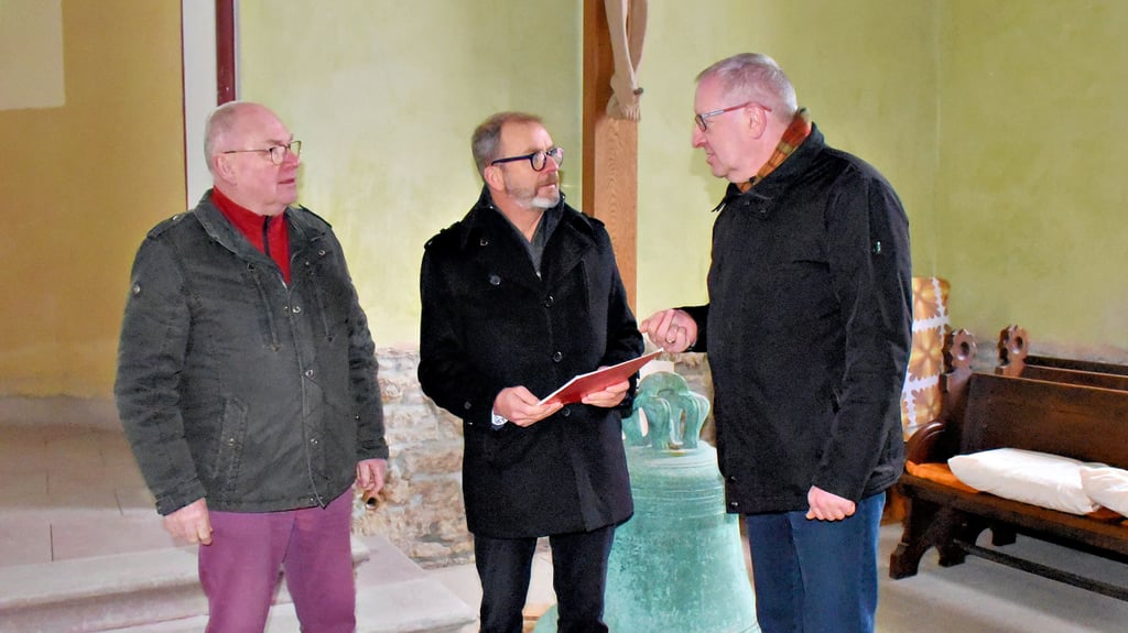 Der Vorstandsvorsitzende der Salzlandsparkasse, Hans-Michael Strube (Mitte), überreichte dem Vorsitzenden des Gemeindekirchenrates des Kirchspiels „Am Hakel“, Jörg Biedermann (rechts), im Beisein  von Kirchenratsmitglied Helmut Labudda einen Spendenscheck. 
