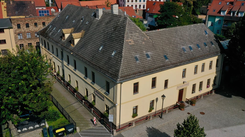 Die Zukunftswerkstatt Mitteldeutschland (ZWM), ehemals BTH, hat im Alten Königlichen Lehrerseminar in der Eisleber Seminarstraße ihren Sitz.  