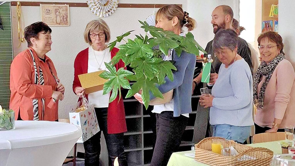 Lang war die Gästeliste bei der Verabschiedung von Marion Seider (links). Nach 46 Jahren im Dienst, davon 18 als Direktorin in Schinne, legt sie die Schulleitung die Verantwortung nun in die Hände von Robert Paschke. Bis zum Schuljahresende wird Seider noch einmal wöchentlich in Schinne unterrichten.
