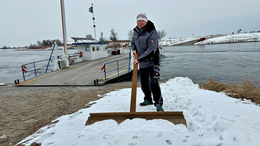 Die Zufahrten müssen  schnee- und  eisfrei  sein.   Deshalb  muss Fährmann Jan Ulrich manchmal zum Schneeschieber greifen.