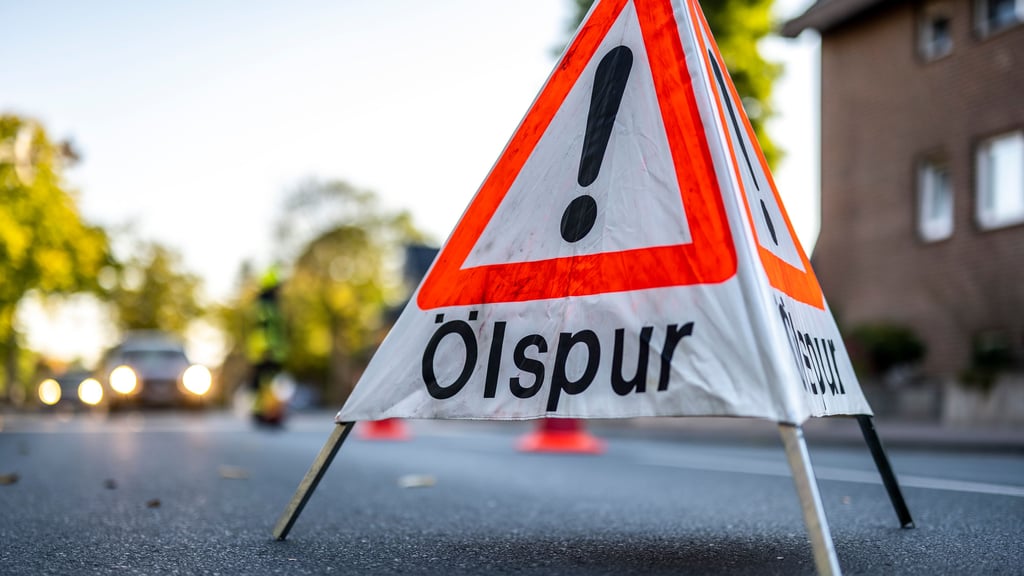 Ein Aufsteller warnt auf diesem Symbolfoto vor einer Ölspur. In Dehlitz im Burgenlandkreis musste am Mittwoch eine Straße wegen eines Unfalls und ausgelaufenen Öls gesperrt werden.