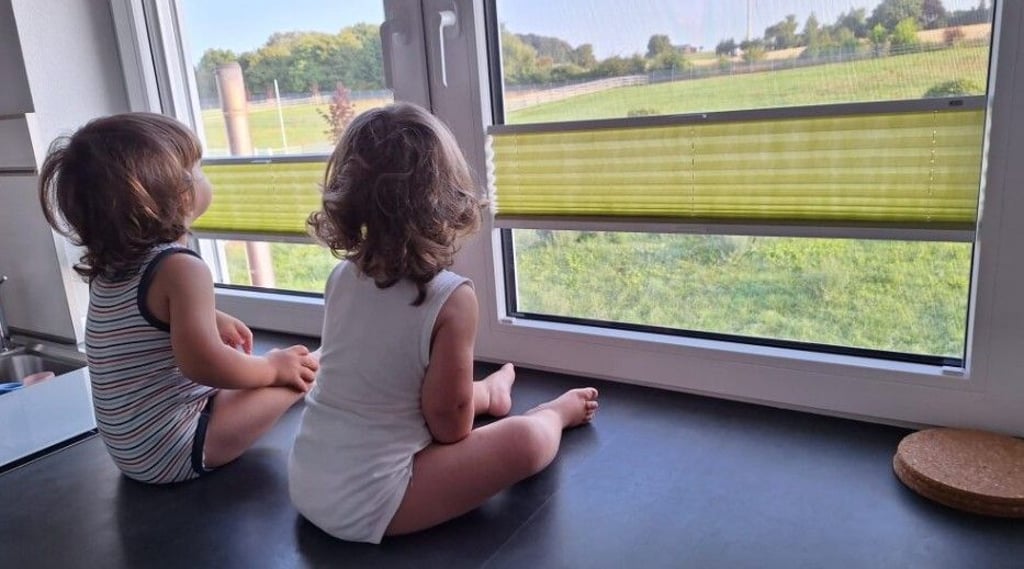 Urlaub gehört dazu: Im vergangenen Sommer war die Pflegefamilie in Süddeutschland zu Besuch. Vom Blick auf die Pferdekoppel konnten die beiden Kleinen gar nicht genug bekommen.