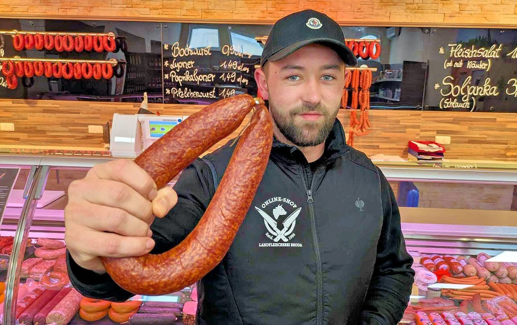 So sehen Gewinner aus: Nick Broda und seine Bauernsalami. Zwei Jahre in Folge haben er und sein Team  auf der Grünen Woche gewonnen. 