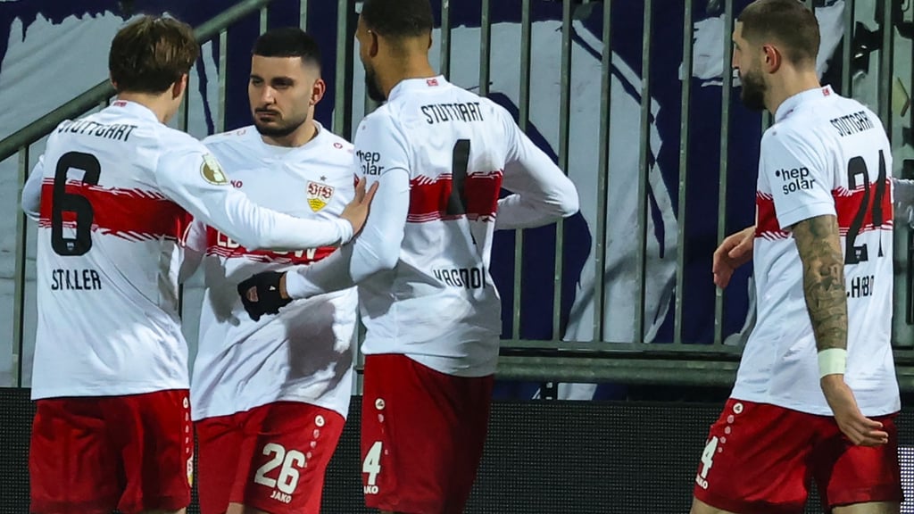 Stuttgarts Deniz Undav (M) feiert mit den Teamkollegen Angelo Stiller (l) und Josha Vagnoman nach seinem Tor zum 1:0 in Kiel.