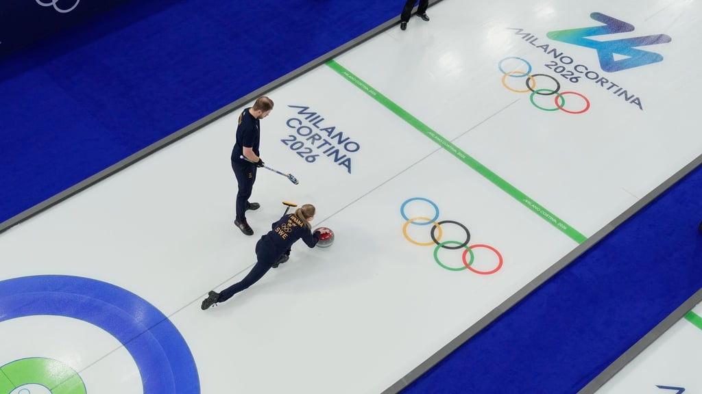 Da war es noch hell in der Arena: Das schwedische Curling-Duo im Olympia-Einsatz.