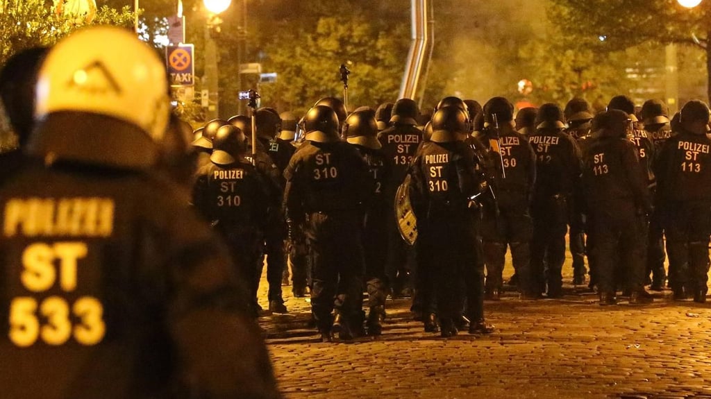 Für die kürzlich bei Ausschreitungen in Magdeburg verletzten Einsatzkräfte – hier nach einem früheren Spiel des FCM – hat der Ascherslebener Physiotherapeut Benny Bormann schnelle Hilfe angeboten.