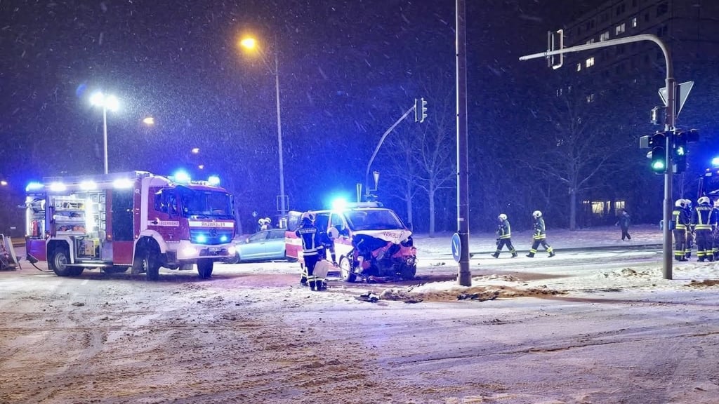 Bei dem Unfall wurde das Einsatzfahrzeug der Feuerwehr schwer beschädigt.