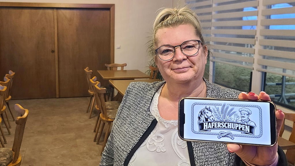 Diana Früchtl ist die neue Pächterin der einzigen Gaststätte in Westdorf – dem „Haferschuppen“, der jetzt als Schnitzel- und Bierstube neu eröffnet wird. Hier präsentiert sie das neue Logo.