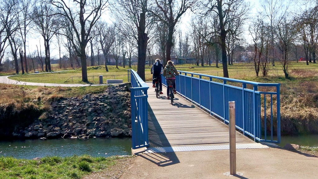 Malerischer Saaleradweg hier über den Mühlgraben.