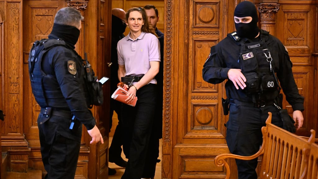 Ein Gericht in Budapest verurteilte die non-binäre deutsche Person Maja T. wegen Gewalt gegen Rechte zu acht Jahren Gefängnis.