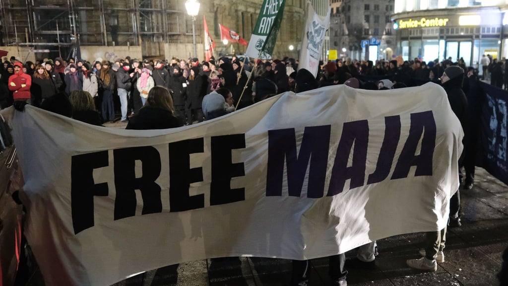 Demonstration in Leipzig gegen das Urteil im Fall Maja T. Auch in Berlin gingen mehrere hundert Menschen auf die Straße.