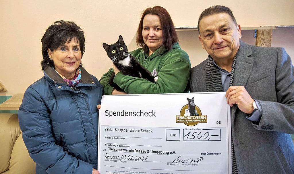 Karin Wieczorek (li.) übergibt 1.500 Euro Spenden an das Tierheim.