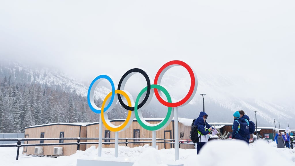 Im olympischen Dorf in Cortina steigt die Vorfreude auf Olympia, bei den Bundesbürgern ist das Interesse an den Winterspielen noch gedämpft.