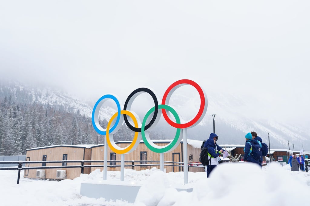 Im olympischen Dorf in Cortina steigt die Vorfreude auf Olympia, bei den Bundesbürgern ist das Interesse an den Winterspielen noch gedämpft.